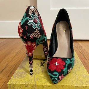 BNWT Embroidered pumps size 9